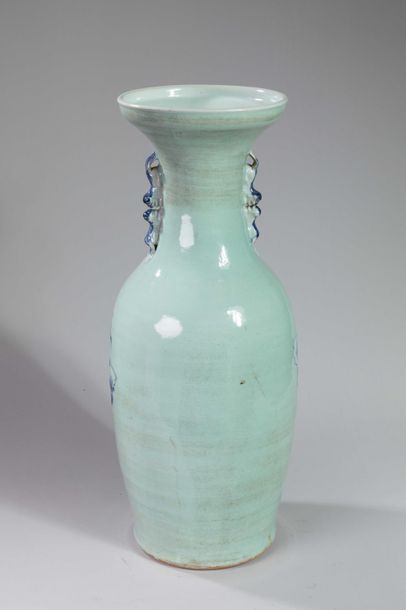null Vase balustre orné a l’épaulement de deux anses zoomorphe à chimères affrontées...
