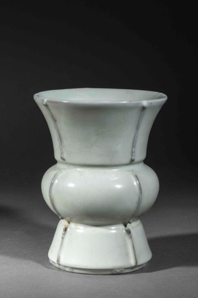 null Vase de forme Zun en porcelaine à glaçure céladon bleuté. Chine. Dynastie Qing....