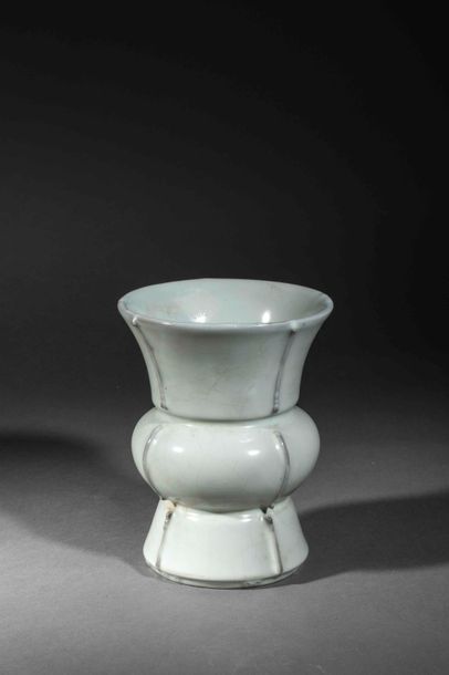 null Vase de forme Zun en porcelaine à glaçure céladon bleuté. Chine. Dynastie Qing....