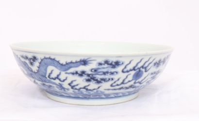 null PORCELAIN CUP WHITE BLUE "WITH DRAGONS COVETING THE PEARL OF ETERNITE" CHINA...