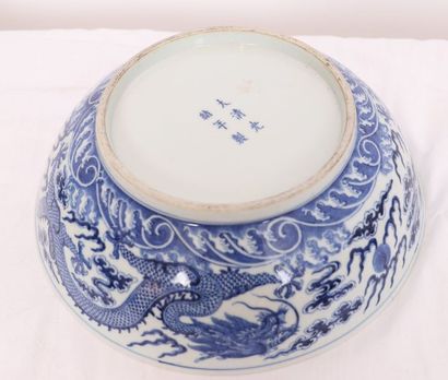 null COUPE EN PORCELAINE BLANC BLEU "AUX DRAGONS CONVOITANT LA PERLE D'ETERNITE"...