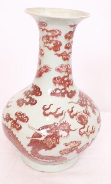 null VASE EN PORCELAINE ROUGE DE FER "AUX DRAGONS IMPERIAUX" CHINE QING
Vase de forme...