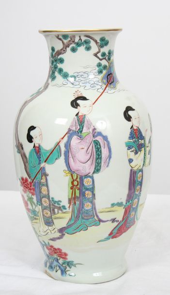 null BALUSTER VASE IN PORCELAIN CHINA WOMEN'S DECORATIVE WOMEN'S VASE OF XXth QUALITY

China...