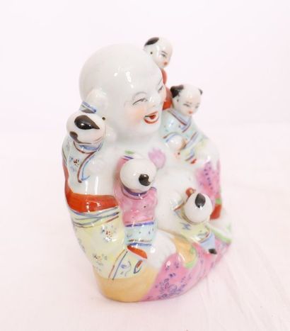 null PORCELAIN STATUETTE "MAGOT WITH 5 CHILDREN" CHINA

In polychrome porcelain.

China...