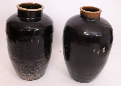 null SET OF 2 CHINA MING GRES JARS

In thick porcelain stoneware with brown monochrome...