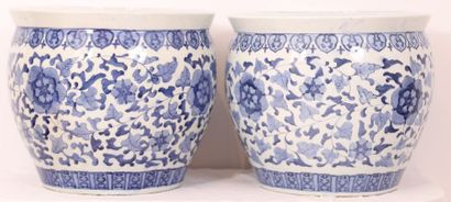 null SET OF 2 PORCELAIN POT HOLDERS WHITE-BLUE CHINA

In blue-white porcelain with...