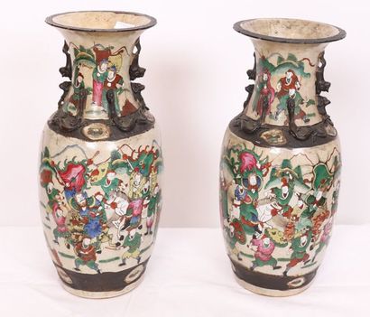 null PAIRE DE VASES EN SATZUMA JAPON

En porcelaine polychrome à fond craquelé.

Epoque...