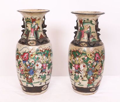 null PAIR OF JAPANESE SATZUMA VASES

In polychrome porcelain with cracked bottom.

19th...