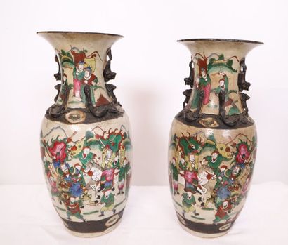 null PAIR OF JAPANESE SATZUMA VASES

In polychrome porcelain with cracked bottom.

19th...