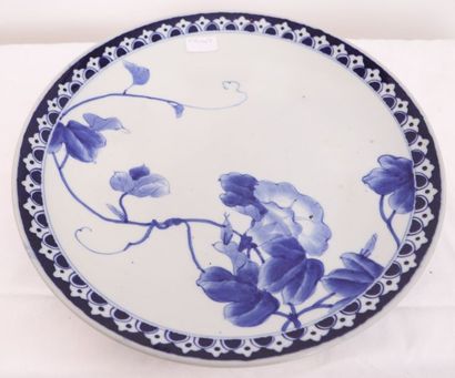 null PLAT EN PORCELAINE BLANC BLEU JAPON XIXè

En porcelaine blanc bleu à décor floral...