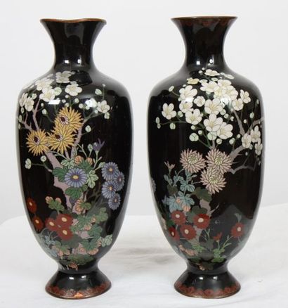 null PAIR OF JAPANESE SIDE VASES LATE 19th CENTURY

Little shock to a collar.

Japan...