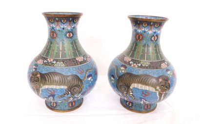 null PAIR OF "DRAGON AND TIGER" PARTICULAR VASES ASIA 19th C.

A swollen belly resting...