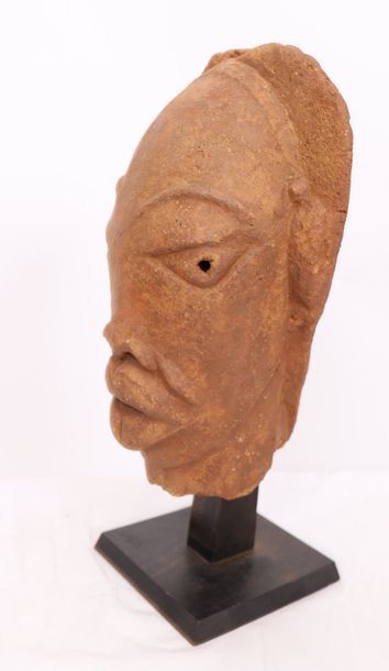 null TERRACOTTA "HEAD" NOK NIGERIA AFRICA

In terracotta, resting on a wooden support.

Condition...