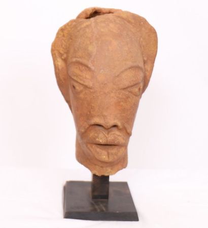 null TERRACOTTA "HEAD" NOK NIGERIA AFRICA

In terracotta, resting on a wooden support.

Condition...