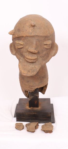 null TERRACOTTA "HEAD" JUKUM NIGERIA AFRICA

In terracotta, resting on a wooden support.

Condition...