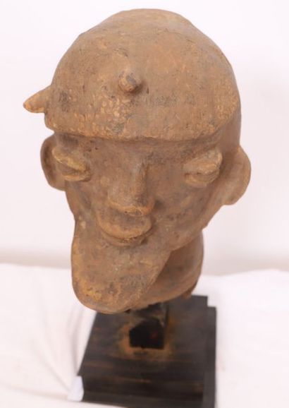 null TERRACOTTA "HEAD" JUKUM NIGERIA AFRICA

In terracotta, resting on a wooden support.

Condition...
