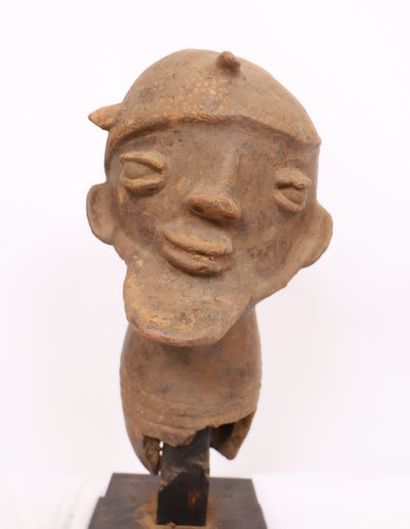 null TERRACOTTA "HEAD" JUKUM NIGERIA AFRICA

In terracotta, resting on a wooden support.

Condition...