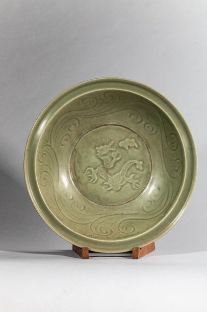 null Dish in thick Longquan porcelain with incised decoration under a monochrome...