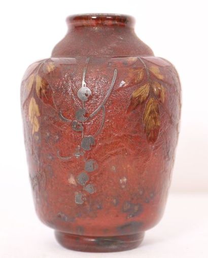null RARE SMALL VASE "WITH BERRIES" OF LEGRAS SAINT DENIS

A brown and golden decoration...