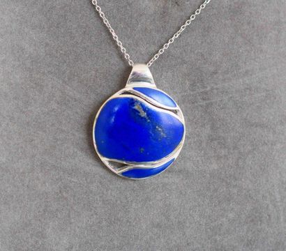 null Pendentif argent massif serti en clos d'un lapis lazuli taille stylisée rehaussé...