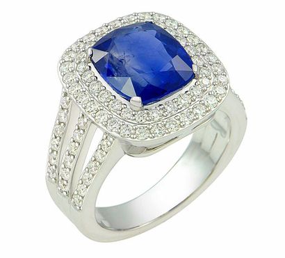 null Bague or blanc ornée d'un saphir coussin Naturel CEYLAN d'un bleu profond et...