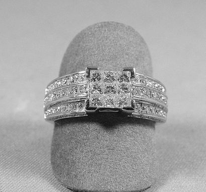 null Beautiful ring set in its centre with 9 princess diamonds in a mysterious setting,...