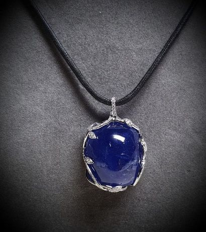 null White gold pendant centered with a very important NATURAL Tanzanite cabochon...