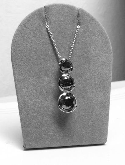 null Pendant in white gold on its chain supporting 3 black diamonds in gradation...