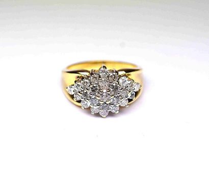 null Bicolor ring set with modern brilliant-cut diamonds of beautiful quality for...