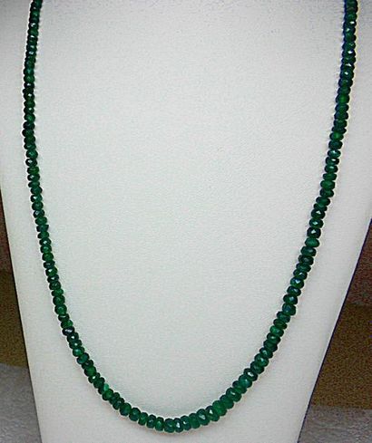 null Very beautiful and very rare, a beautifully colored emerald drop necklace weighing...