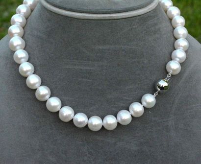 null Very important necklace natural cultured pearls diameter 13-13.5 mm with a very...