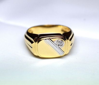 null Bicolor signet ring set with a beautiful quality modern cut round diamond. Gold...