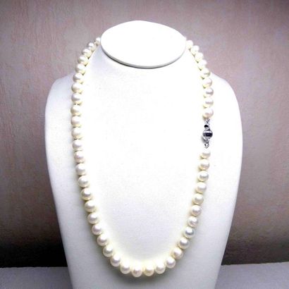 Un collier de perles de culture naturelles...