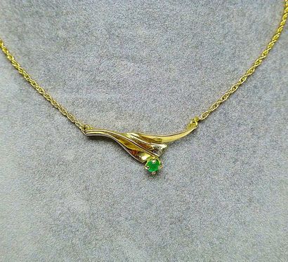 null Yellow gold pendant centered of an emerald of round shape. Gold 3,18 g