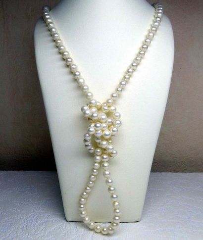 null A necklace made of natural cultured pearls with a diameter of 7 - 7.5 mm and...