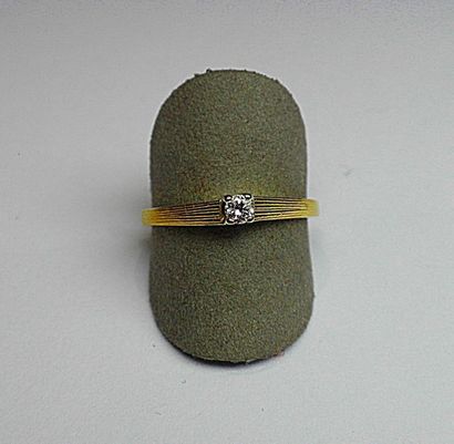null Solitaire yellow gold set with 1 diamond weighing 0.10 c. approx. of fine quality...