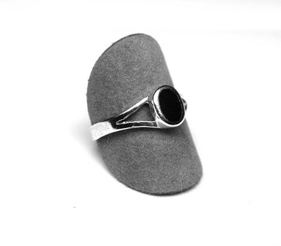 null Silver ring double fork centered in an oval onyx. Ag1.80 g