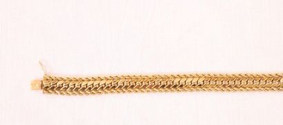 null GOLD CHAIN AND CABLE LINK TWIST TWISTBAND

Net weight: 31 grs

(Small weld to...