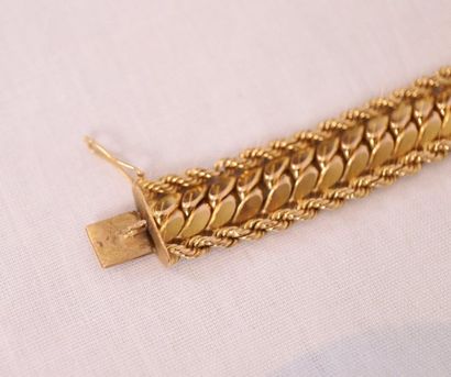 null GOLD CHAIN AND CABLE LINK TWIST TWISTBAND

Net weight: 31 grs

(Small weld to...