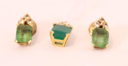 null SET OF 1 PENDANT AND 1 PAIR OF EARRINGS WITH EMERALDS

Set in yellow gold, decorated...