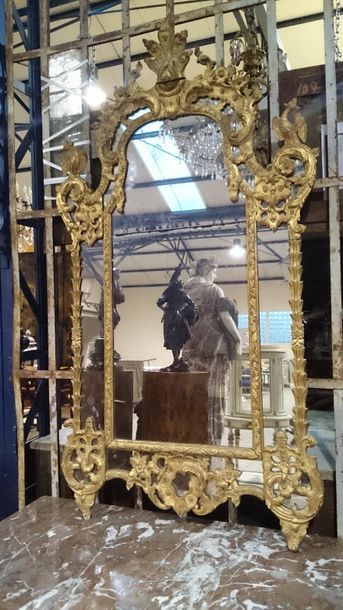 null LOUIS XIV MIRROR WITH GLAZING AND PEDIMENT

In wood and gilded stucco with foliated...