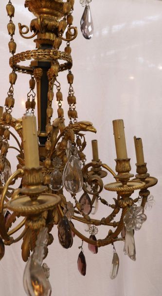 null LUSTRE EN BRONZE A HUIT BRAS DE LUMIERES à décor d'enroulements et têtes d'aigles....