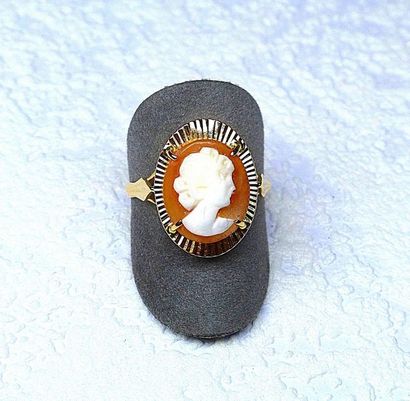 null Yellow gold ring set with a cameo - PB 2,23 g.