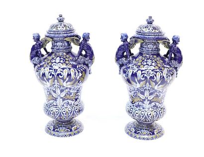 null TRES JOLIE PAIRE DE VASES EN FAIENCE DE NEVERS

de forme balustre sur piédouche...