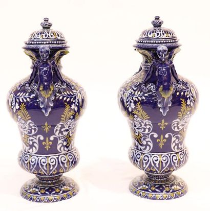 null TRES JOLIE PAIRE DE VASES EN FAIENCE DE NEVERS

de forme balustre sur piédouche...