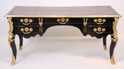 null RARE AND IMPORTANT LOUIS DOUBLE-SIDED FLAT PEDESTAL DESK XIV

Black lacquered,...