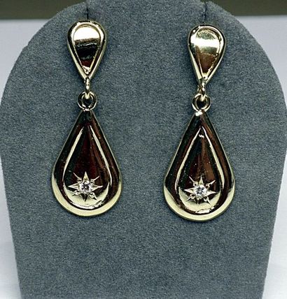 Pair of yellow gold earrings slightly pendant...