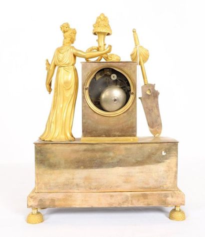 null PENDULE "ALLEGORIE DE LA PROSPERITE" en bronze ciselé et doré à décor d'une...