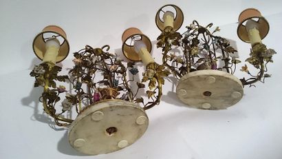 null PAIRE DE PETITES LAMPES A DEUX BRAS DE LUMIERES EN PORCELAINE et bronze à décor...