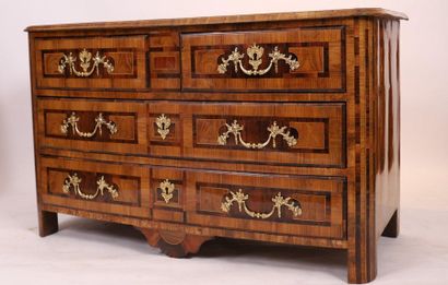 null TRES BELLE COMMODE GRENOBLOISE LOUIS XIV DANS LE GOUT DES HACHE

En marqueterie...